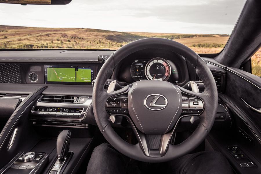 Панель приборов Lexus LC500 2017 года  (UK) (фото 9 из 40)